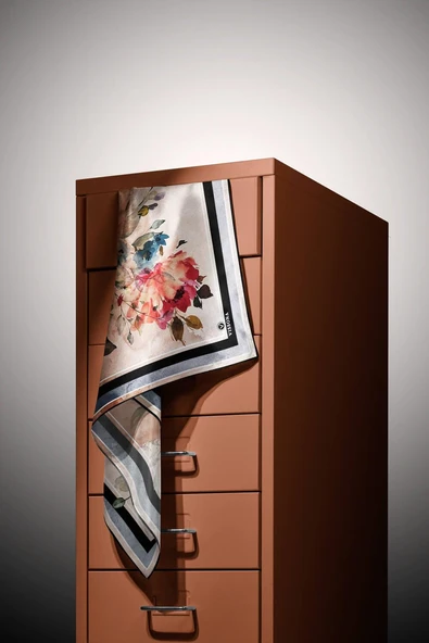 %100 Twill İpek Bahar Çiçekleri Desenli Siyah - Haki Renkli 90x90 Eşarp Dikim Şekli : El Dikişi - Resim 4