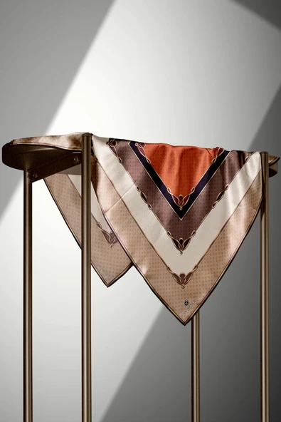 %100 Twill İpek Puantiyeli ve Geometrik Desenli Bej - Taba Renkli 90x90 Eşarp Dikim Şekli : El Dikişi - Resim 5