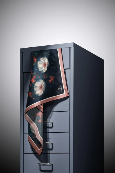 %100 Twill İpek Yağlı Boya Çiçek Desenli Petrol Yeşili Renkli 90x90 Eşarp Dikim Şekli : El Dikişi - Resim 3