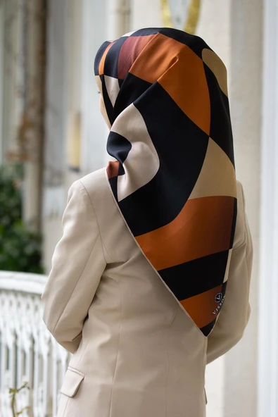 %100 Twill İpek Geometrik Desenli Taba - Bej Renkli 90x90 Eşarp Dikim Şekli : El Dikişi ürün görseli