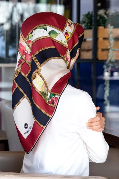 100% Twill İpek Şeritli Çiçek Desenli Bordo - Lacivert Renkli 90x90 Dikim Şekli : El Dikişi Eşarp ürün görseli 1