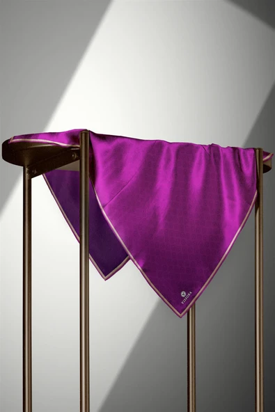 % 57 İPEK % 43 VİSKON Twill İpek Monogram Desenli Mürdüm Renkli 90x90 Eşarp Dikim Şekli : El Dikişi - Resim 4