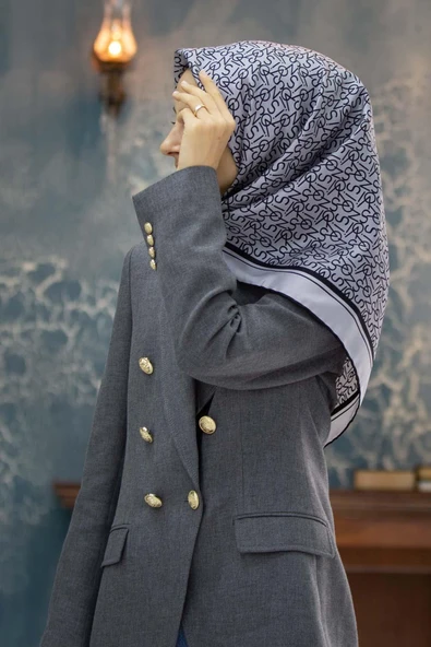 %100 Twill İpek Harf Desenli Gri - Siyah Renkli 90x90 Eşarp Dikim Şekli : El Dikişi ürün görseli