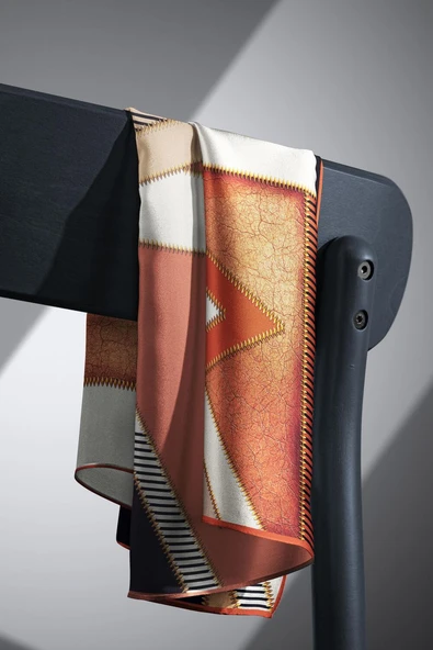 %100 Twill İpek Geometrik Desenli Taba - Siyah Renkli 90x90 Eşarp Dikim Şekli : El Dikişi - Resim 5