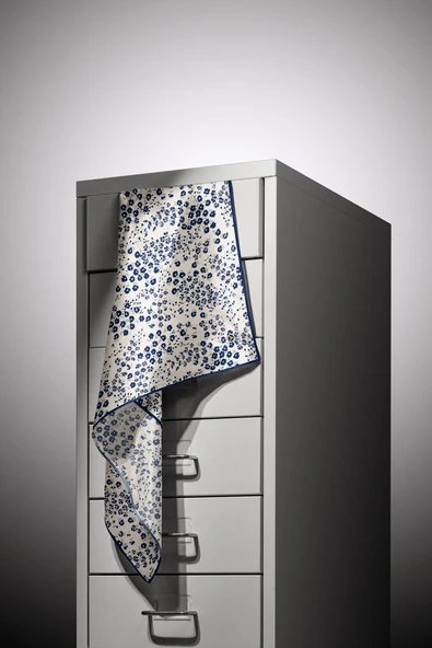 %100 Twill İpek Çıtır Çiçek Desenli Krem - Lacivert Renkli 90x90 Eşarp Dikim Şekli : El Dikişi - Resim 5