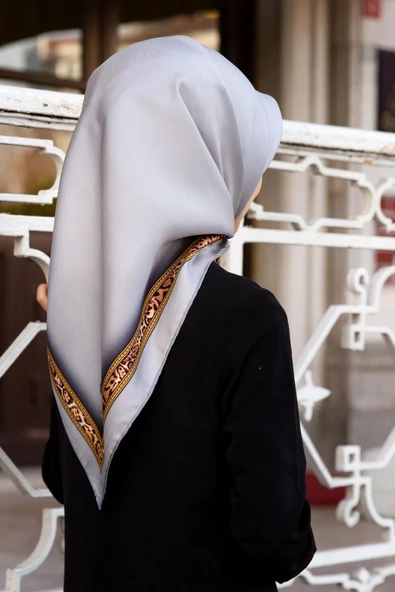 %100 Twill İpek Bordürü Leoparlı Düz Desenli Gümüş- Gold Renkli 90x90 Eşarp Dikim Şekli : El Dikişi ürün görseli