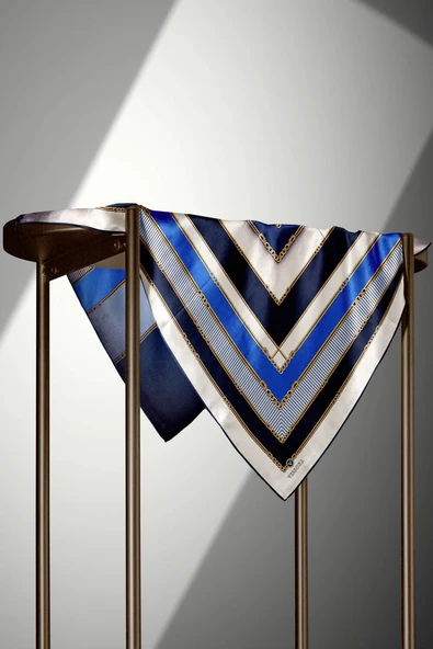 %100 Twill İpek Zincir Detaylı Geometrik Desenli Saks - Lacivert Renkli 90x90 Eşarp Dikim Şekli : El Dikişi - Resim 4