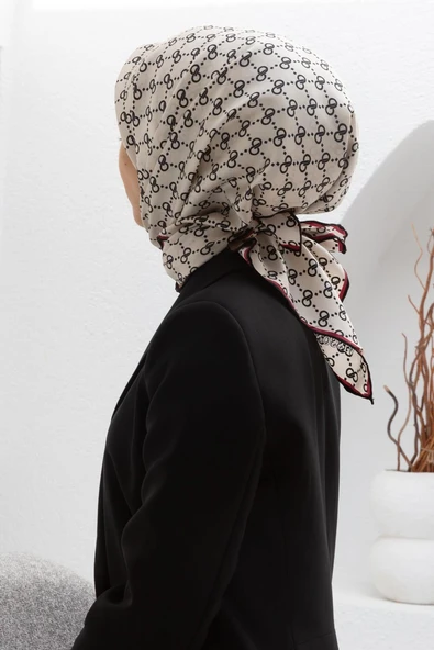 %100 Twill İpek Geometrik Desenli Siyah - Krem Renkli 90x90 Eşarp Dikim Şekli : El Dikişi ürün görseli