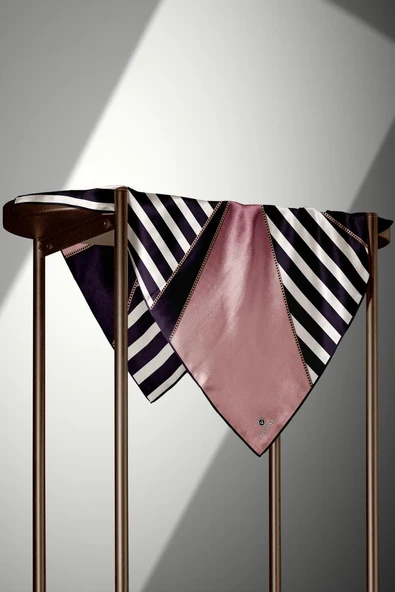 %100 Twill İpek Zincirli Çizgi Desenli Pudra - Siyah Renkli 90x90 Eşarp Dikim Şekli : El Dikişi - Resim 4