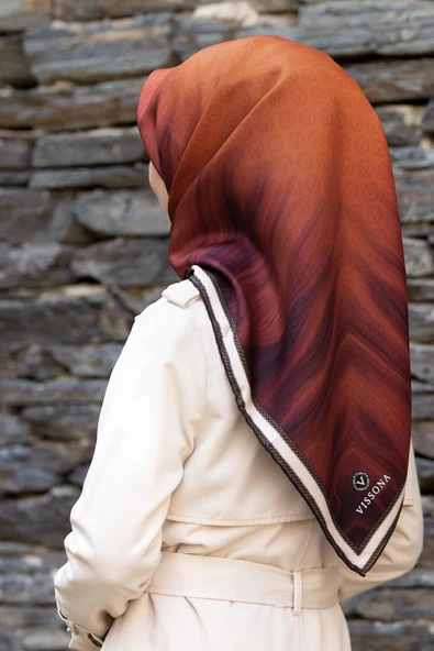 100% Twill İpek Monogram Desenli Taba Renkli 90x90 Dikim Şekli : El Dikişi Eşarp ürün görseli