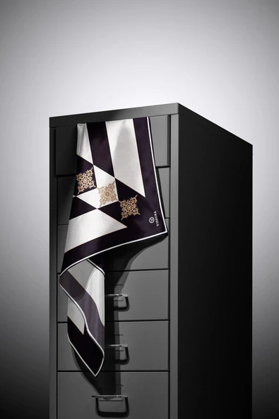 %100 Twill İpek Geometrik ve Barok Desenli Siyah - Krem Renkli 90x90 Eşarp Dikim Şekli : El Dikişi - Resim 4