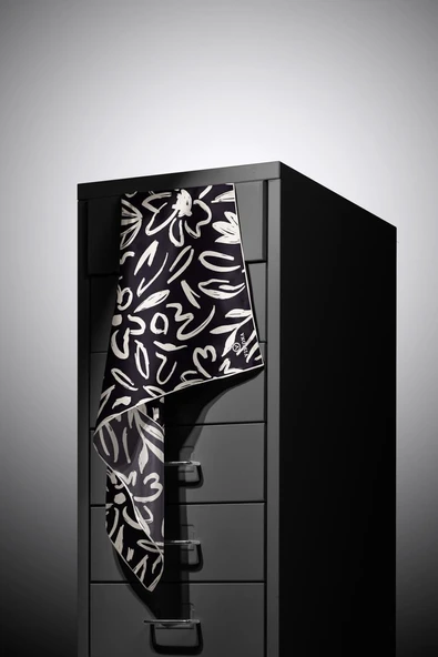 % 57 İPEK % 43 VİSKON Twill İpek Büyük Çiçek Desenli Siyah - Krem Renkli 90x90 Eşarp Dikim Şekli : El Dikişi - Resim 6