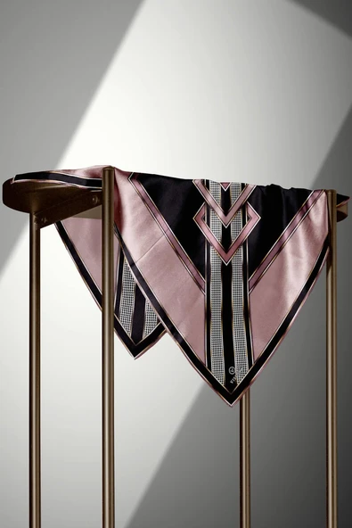 %100 Twill İpek Kareli Kazayaklı Desenli Gül Kurusu - Siyah Renkli 90x90 Eşarp Kenar Dikiş Şekli El Dikişli - Resim 4