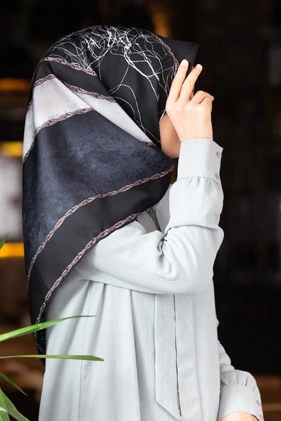 % 57 İPEK % 43 VİSKON Twill İpek Dokulu Geometrik Desenli Siyah - Krem Renkli 90x90 Eşarp Dikim Şekli : El Dikişi ürün görseli