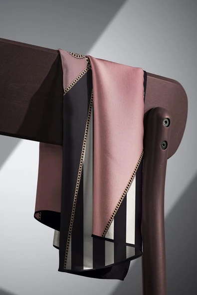 %100 Twill İpek Zincirli Çizgi Desenli Pudra - Siyah Renkli 90x90 Eşarp Dikim Şekli : El Dikişi - Resim 6