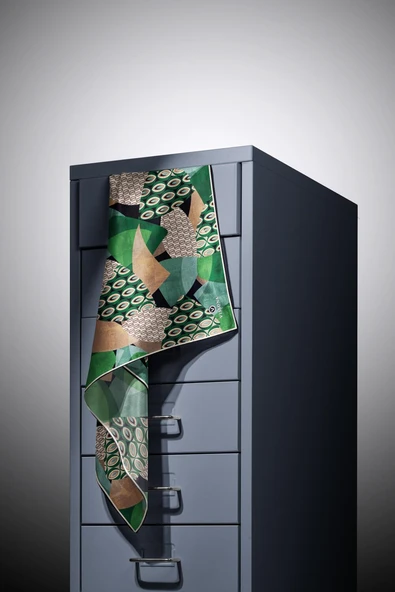 %100 Twill İpek Geometrik Desenli Zümrüt Yeşili - Bej Renkli 90x90 Eşarp Kenar Dikiş Şekli El Dikişli - Resim 3