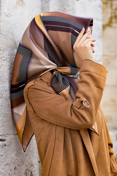 %100 Twill İpek Zebra Desenli Bej - Gold Renkli 90x90 Eşarp Dikim Şekli : El Dikişi ürün görseli