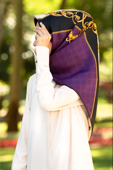 %100 Twill İpek Monogram Ve Barok Desenli Mürdüm - Siyah Renkli 90x90 Eşarp Dikim Şekli : El Dikişi ürün görseli