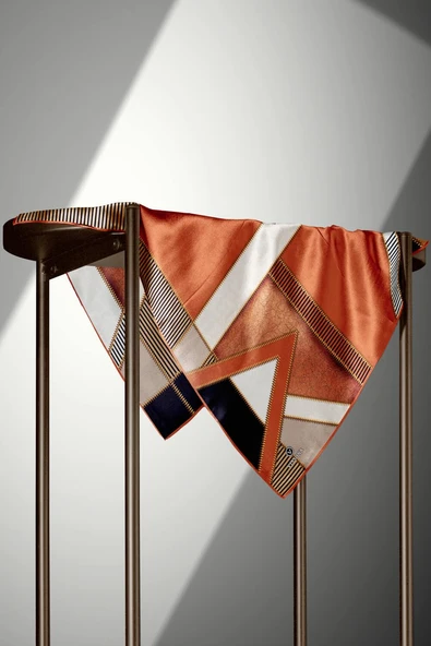 %100 Twill İpek Geometrik Desenli Taba - Siyah Renkli 90x90 Eşarp Dikim Şekli : El Dikişi - Resim 4