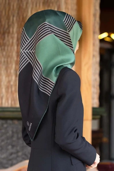 % 57 İPEK % 43 VİSKON Twill İpek Geometrik Desenli Petrol Yeşili Renkli 90x90 Eşarp Dikim Şekli : El Dikişi ürün görseli