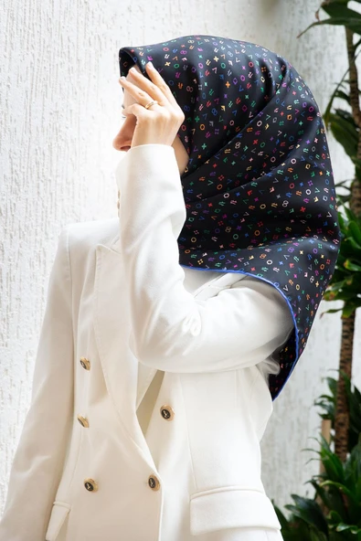 %100 Twill İpek Çıtır Motif Desenli Siyah - İndigo Renkli 90x90 Eşarp Dikim Şekli : El Dikişi ürün görseli