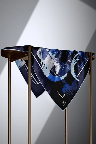 % 57 İPEK % 43 VİSKON Twill İpek Geometrik Desenli Lacivert - Bebe Mavisi Renkli 90x90 Eşarp Dikim Şekli : El Dikişi - Resim 4