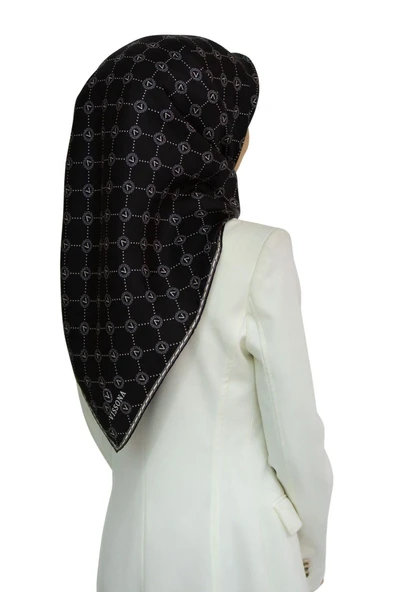 %100 Twill İpek Monogram Desenli Siyah - Krem Renkli 90x90 Eşarp Dikim Şekli : El Dikişi ürün görseli