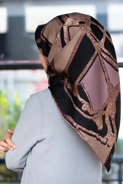 % 57 İPEK % 43 VİSKON Twill İpek Gold Efektli Geometrik Desenli Pudra - Gri Renkli 90x90 Eşarp Dikim Şekli : El Dikişi ürün görseli 1
