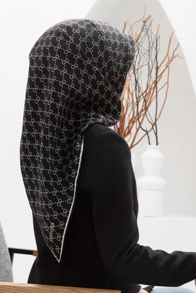 %100 Twill İpek Geometrik Desenli Siyah - Beyaz Renkli 90x90 Eşarp Dikim Şekli : El Dikişi ürün görseli