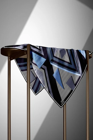 % 57 İPEK % 43 VİSKON Twill İpek Geometrik Desenli İndigo - Siyah Renkli 90x90 Eşarp Dikim Şekli : El Dikişi - Resim 5