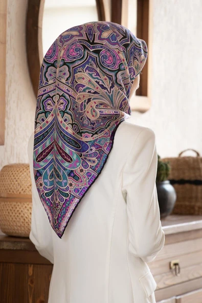 100% Twill İpek Etnik Desenli Mor - Petrol Yeşili Renkli 90x90 Dikim Şekli : El Dikişi Eşarp ürün görseli 1