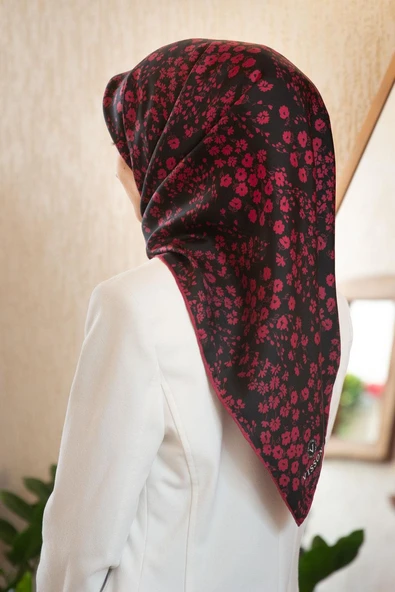 %100 Twill İpek Çıtır Çiçek Desenli Siyah - Bordo Renkli 90x90 Eşarp Dikim Şekli : El Dikişi ürün görseli