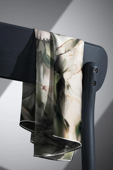 %100 Twill İpek Batik Çiçek Desenli Haki Yeşili - Vizon Renkli 90x90 Eşarp Kenar Dikiş Şekli El Dikişli - Resim 5