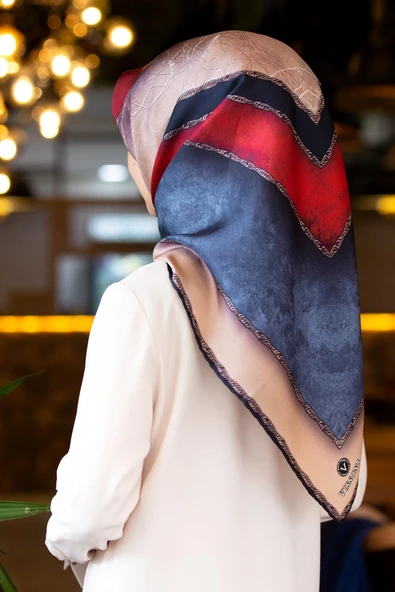 %100 Twill İpek Dokulu Geometrik Desenli Bordo - İndigo Renkli 90x90 Eşarp Dikim Şekli : El Dikişi ürün görseli