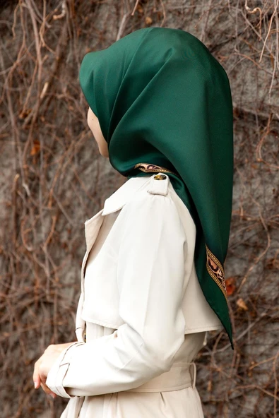 %100 Twill İpek Bordürü Leoparlı Düz Desenli Zümrüt Yeşili - Gold Renkli 90x90 Eşarp Dikim Şekli : El Dikişi ürün görseli