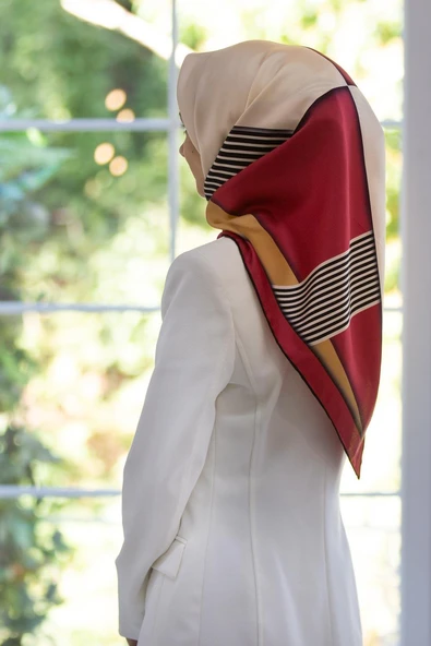 %100 Twill İpek Çizgili ve Geometrik Desenli Bordo - Vizon Renkli 90x90 Eşarp Dikim Şekli : El Dikişi ürün görseli