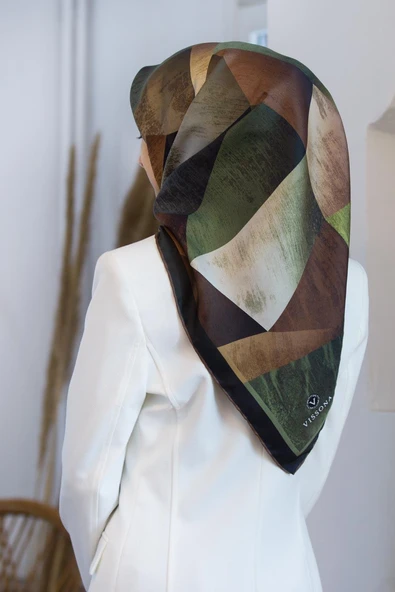 % 57 İPEK % 43 VİSKON Twill İpek Geometrik Desenli Haki - Sütlü Kahve Renkli 90x90 Eşarp Dikim Şekli : El Dikişi ürün görseli