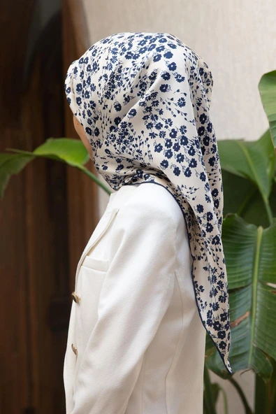 %100 Twill İpek Çıtır Çiçek Desenli Krem - Lacivert Renkli 90x90 Eşarp Dikim Şekli : El Dikişi ürün görseli