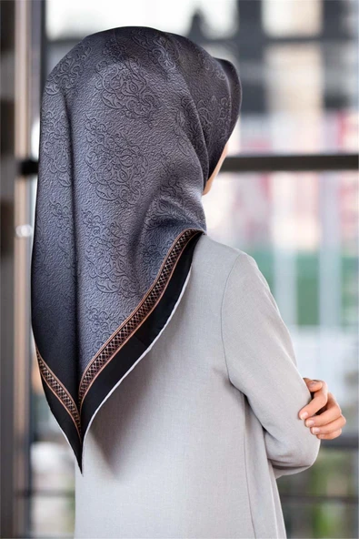 %100 Twill Barok Desenli Gümüş Renkli 90x90 Eşarp Dikim Şekli: El Dikişi ürün görseli 1