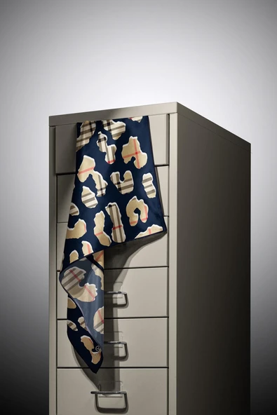 %100 Twill İpek Leopar Desenli Lacivert - Bej Renkli 90x90 Eşarp Dikim Şekli : El Dikişi - Resim 5