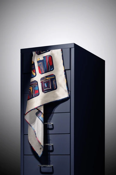 %100 Twill İpek Geometrik Kare Desenli Kırmızı - Lacivert Renkli 90x90 Eşarp Dikim Şekli : El Dikişi - Resim 5