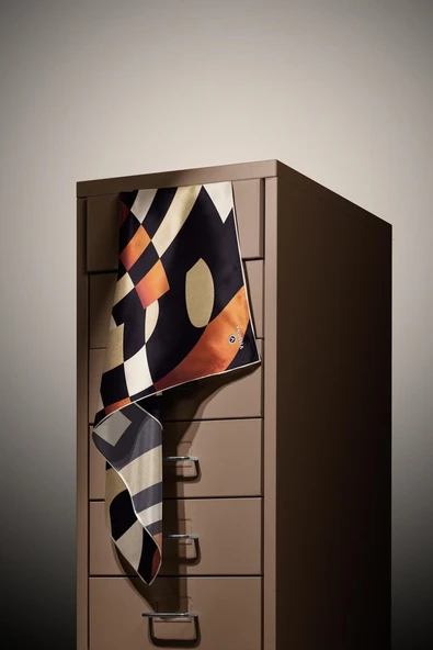 %100 Twill İpek Geometrik Desenli Taba - Bej Renkli 90x90 Eşarp Dikim Şekli : El Dikişi - Resim 5