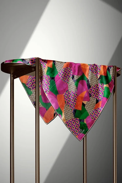%100 Twill İpek Geometrik Desenli Fuşya - Zümrüt Yeşili Renkli 90x90 Eşarp Eşarp Kenar Dikiş Şekli El Dikişli - Resim 4