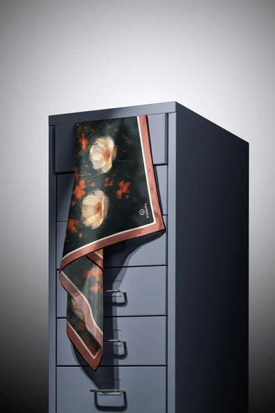 %100 Twill İpek Yağlı Boya Çiçek Desenli Taba - Petrol Yeşili Renkli 90x90 Eşarp Dikim Şekli : El Dikişi - Resim 3