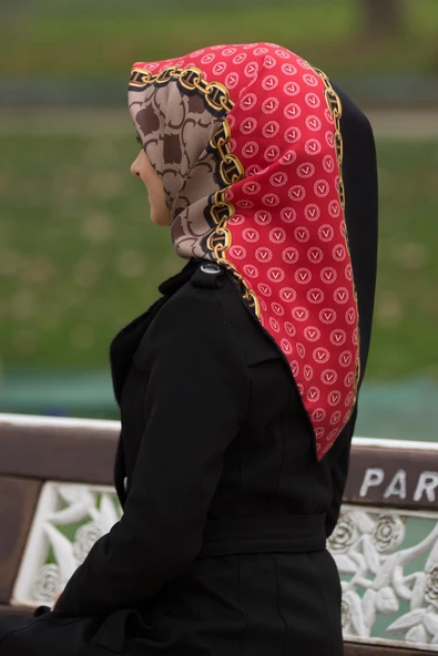 %100 Twill İpek Monogram Ve Zincir Desenli Siyah - Kırmızı Renkli 90x90 Eşarp Dikim Şekli : El Dikişi ürün görseli