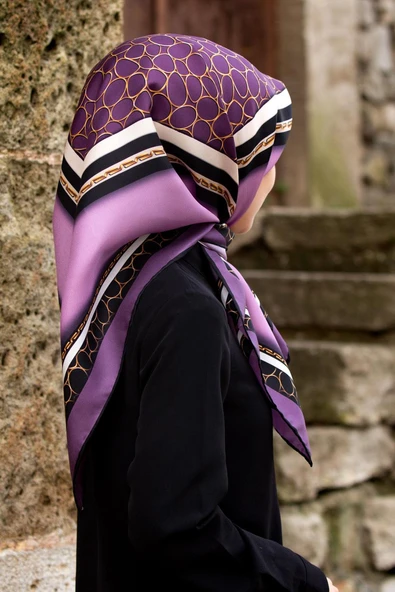 %100 Twill İpek Gold Halka Desenli Lila - Siyah Renkli 90x90 Eşarp Dikim Şekli : El Dikişi ürün görseli