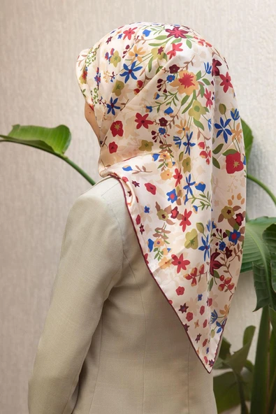 %100 Twill İpek Çıtır Çiçek Desenli Krem - Bordo Renkli 90x90 Eşarp Dikim Şekli : El Dikişi ürün görseli