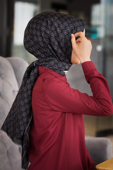 %100 İpek Monogram Desenli Siyah - Gri Renkli 92x210 Şal - Resim 2