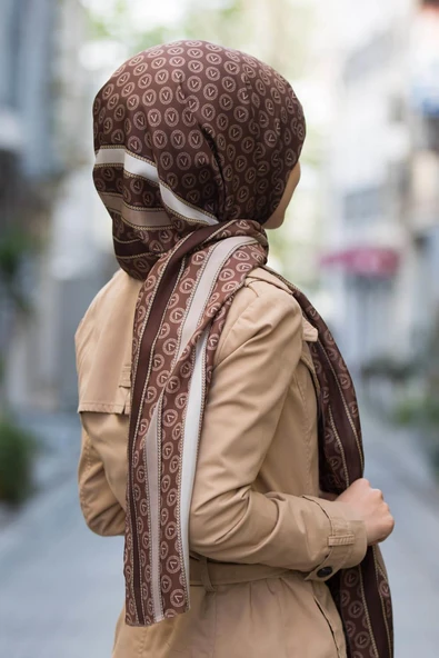%100 İpek Monogram Desenli Kahve - Sütlü Kahve Renkli 92x210 Şal ürün görseli
