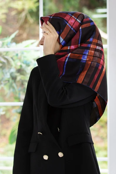 %100 Twill İpek Ekose Desenli Siyah - Kırmızı Renkli 90x90 Eşarp Kenar Dikiş Şekli El Dikişli ürün görseli